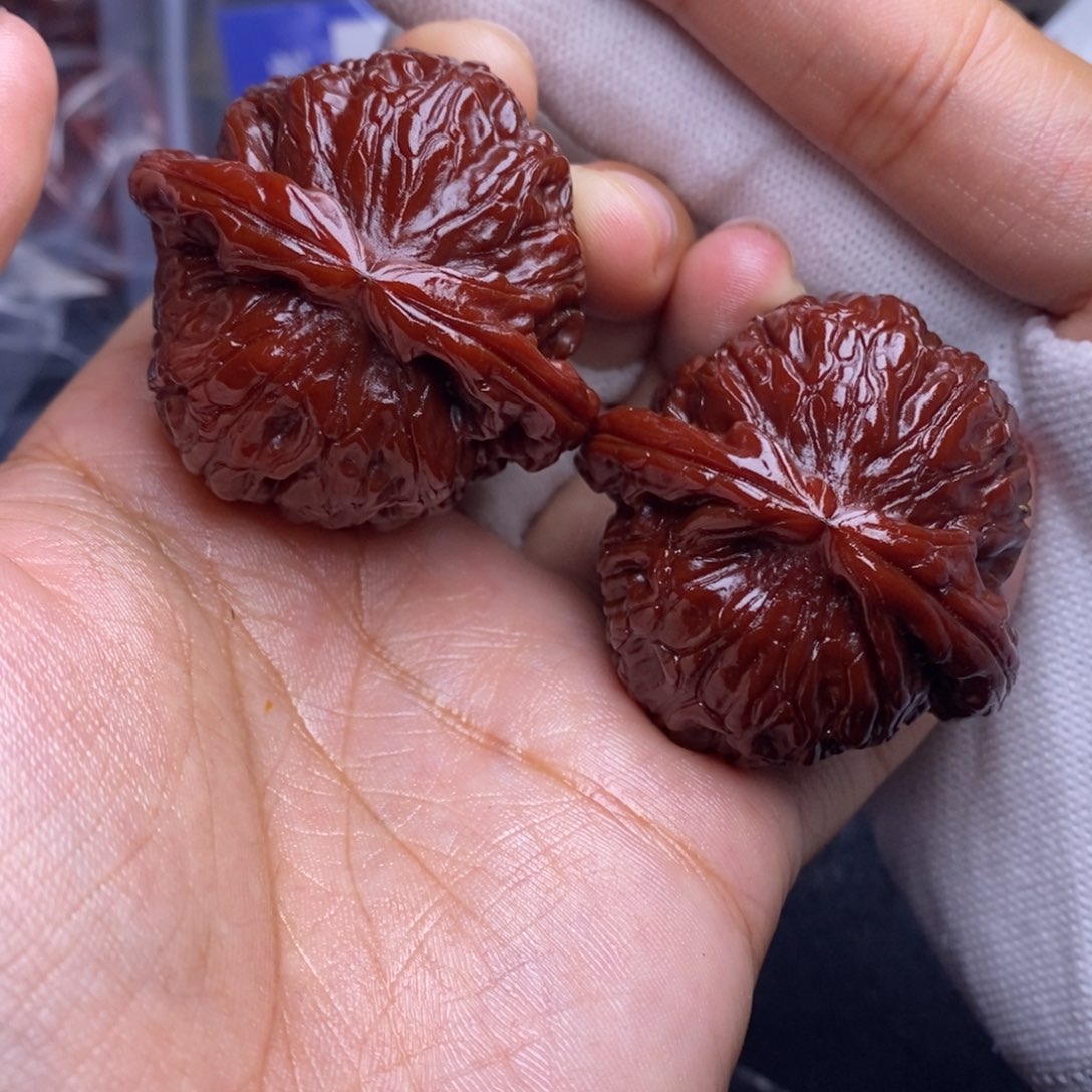 文玩核桃吊坠原树闷白凹底白狮子44