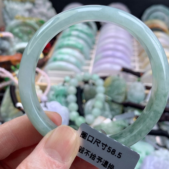 翡翠手镯未镶嵌吊坠