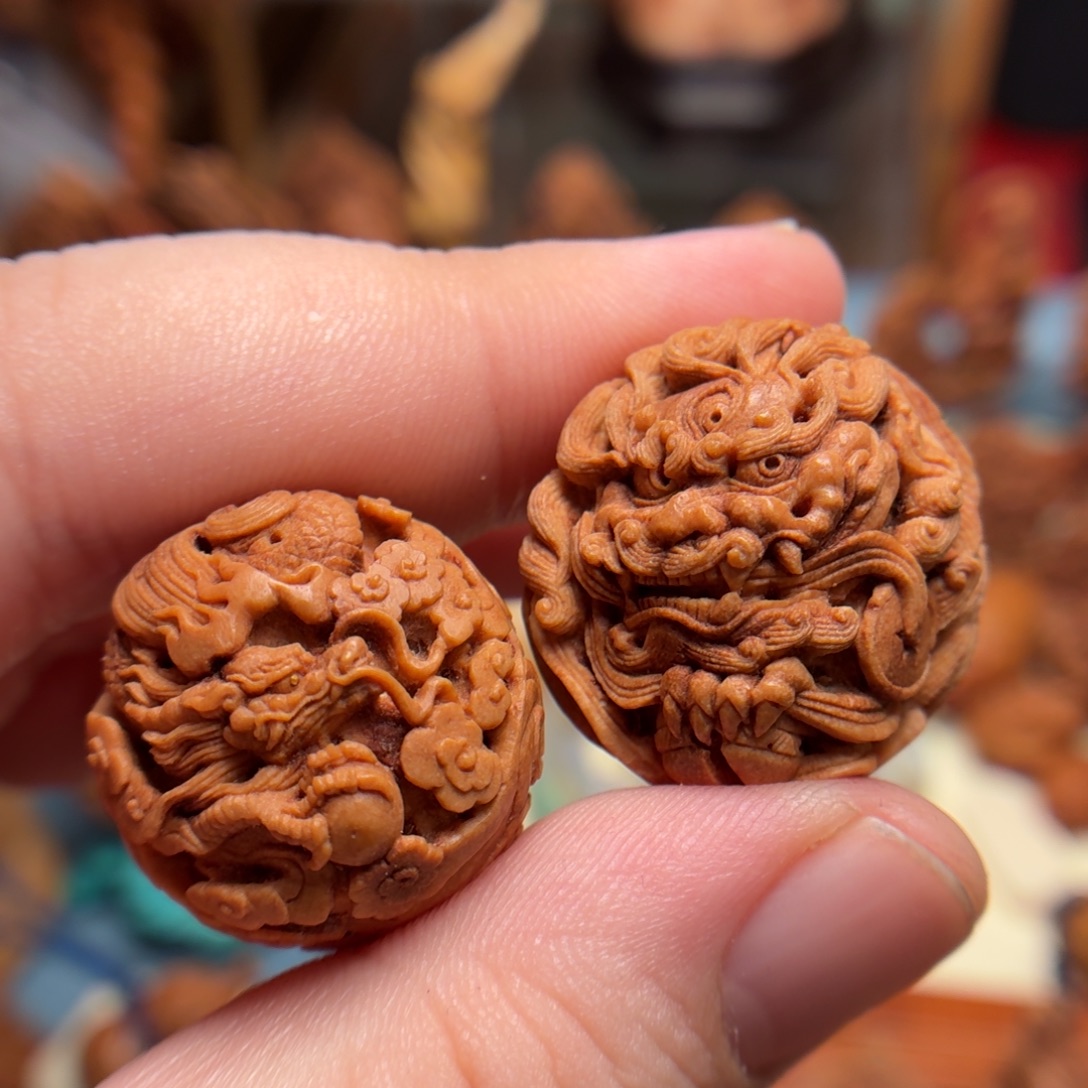 今未作品桃核雕刻龙或狮