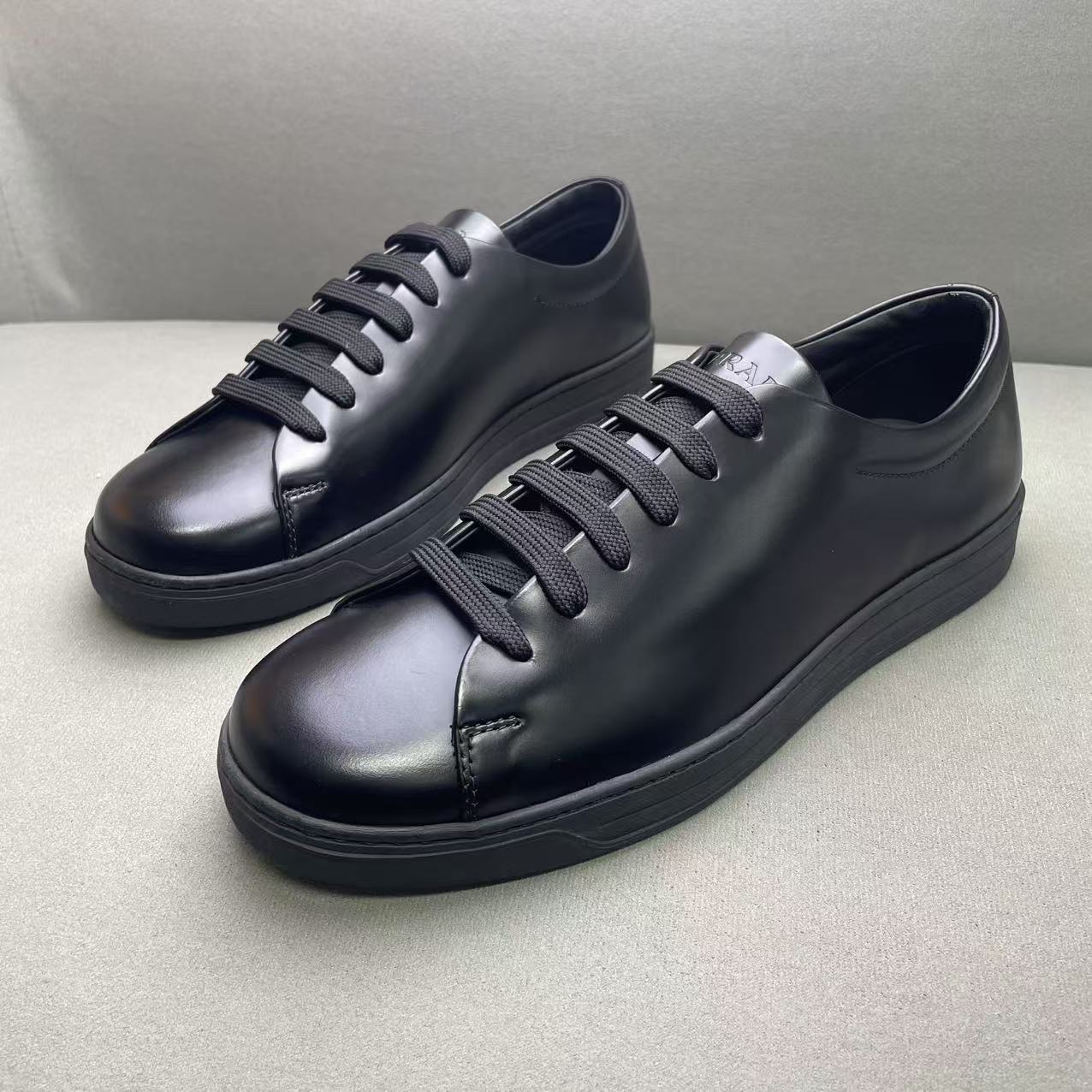 未使用 Prada/普拉达 黑色亮面鞋舌压印logo时尚板鞋 40.5/41.5码