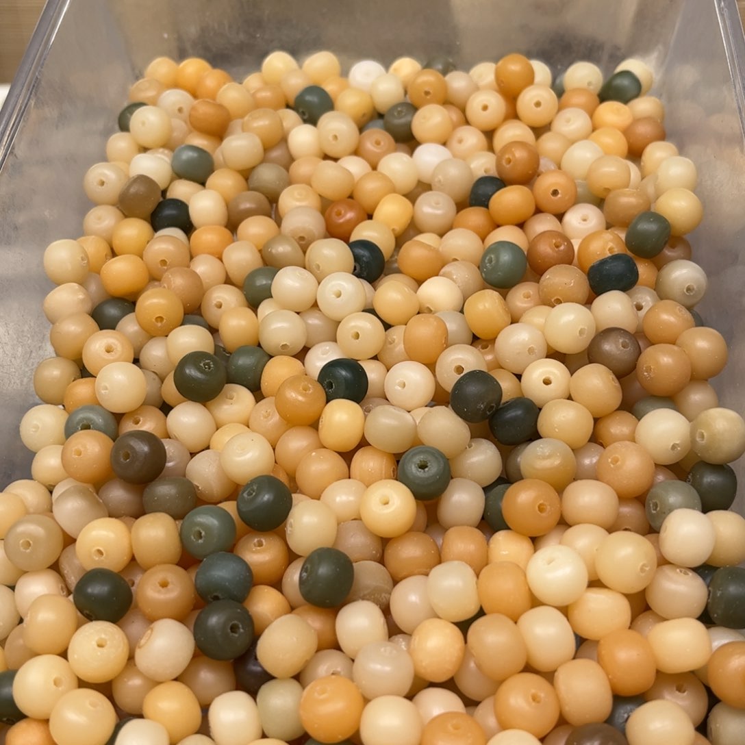 白玉菩提手串奶黄小猪50颗