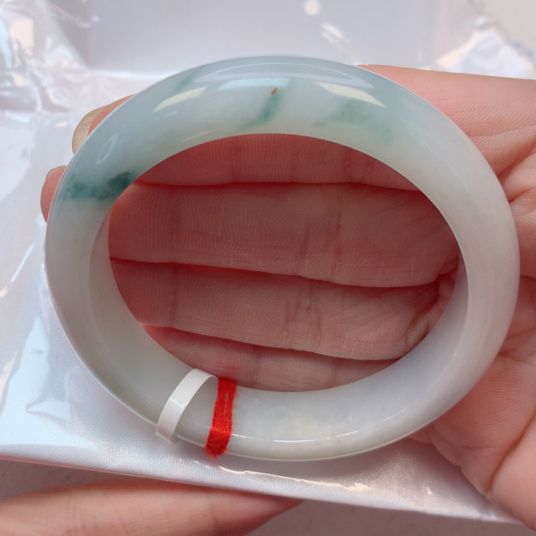 翡翠手镯未镶嵌55圈 白底飘绿花带撒金 细腻