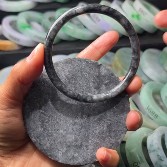 定制翡翠未镶嵌翡翠手镯