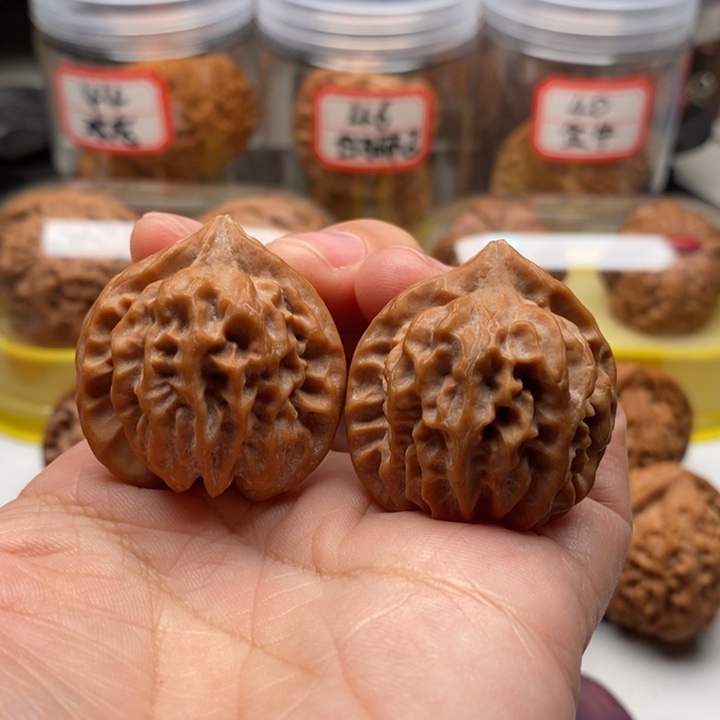 文玩核桃吊坠32大龙有浮黄
