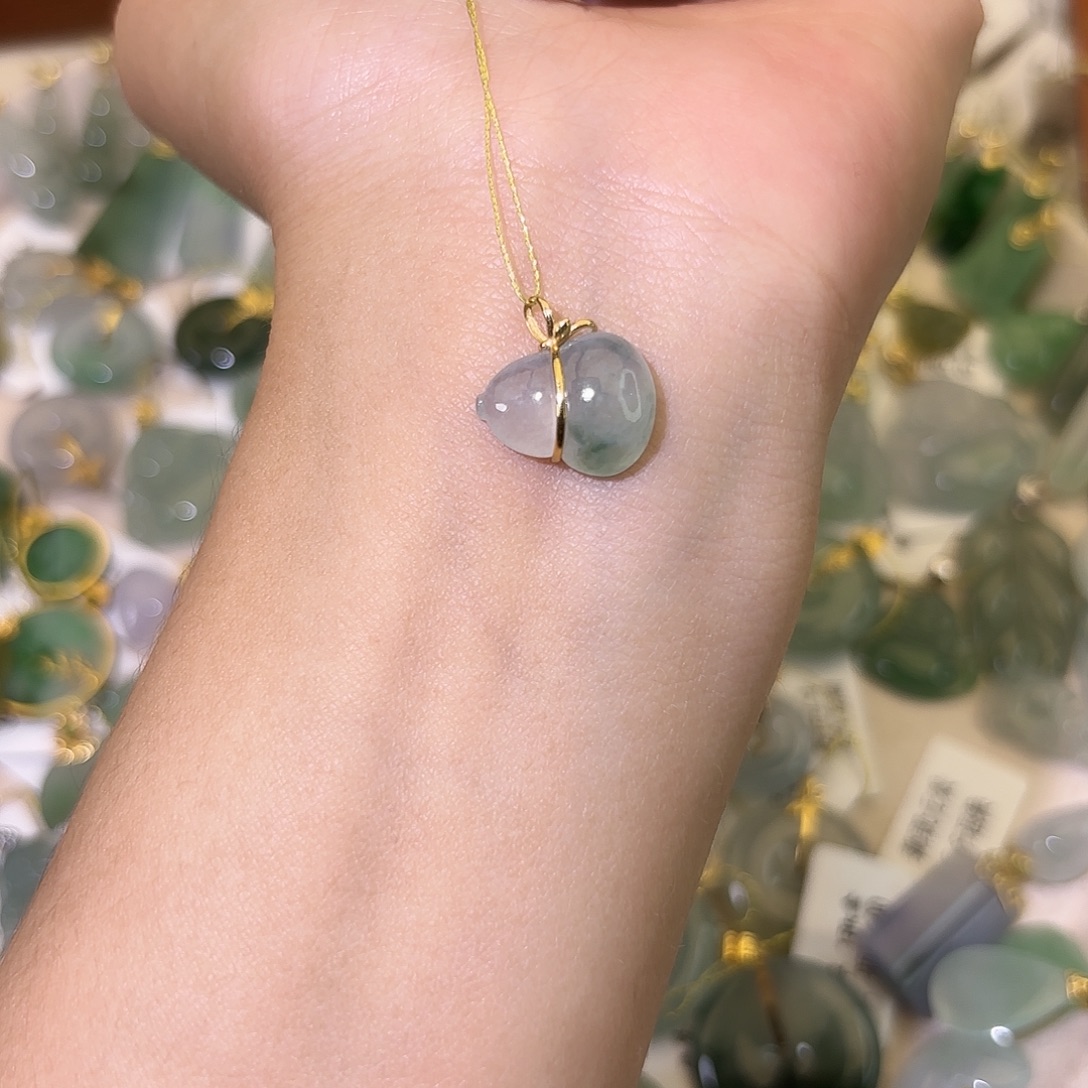 我***药翡翠18K金镶嵌颈饰葫芦