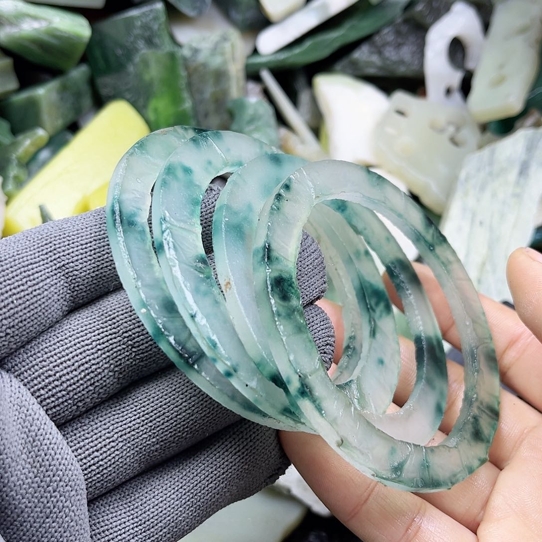 颈饰未镶嵌石英质玉