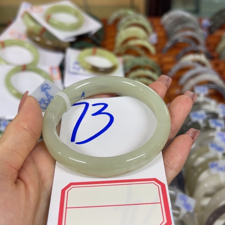 和田玉未镶嵌手镯