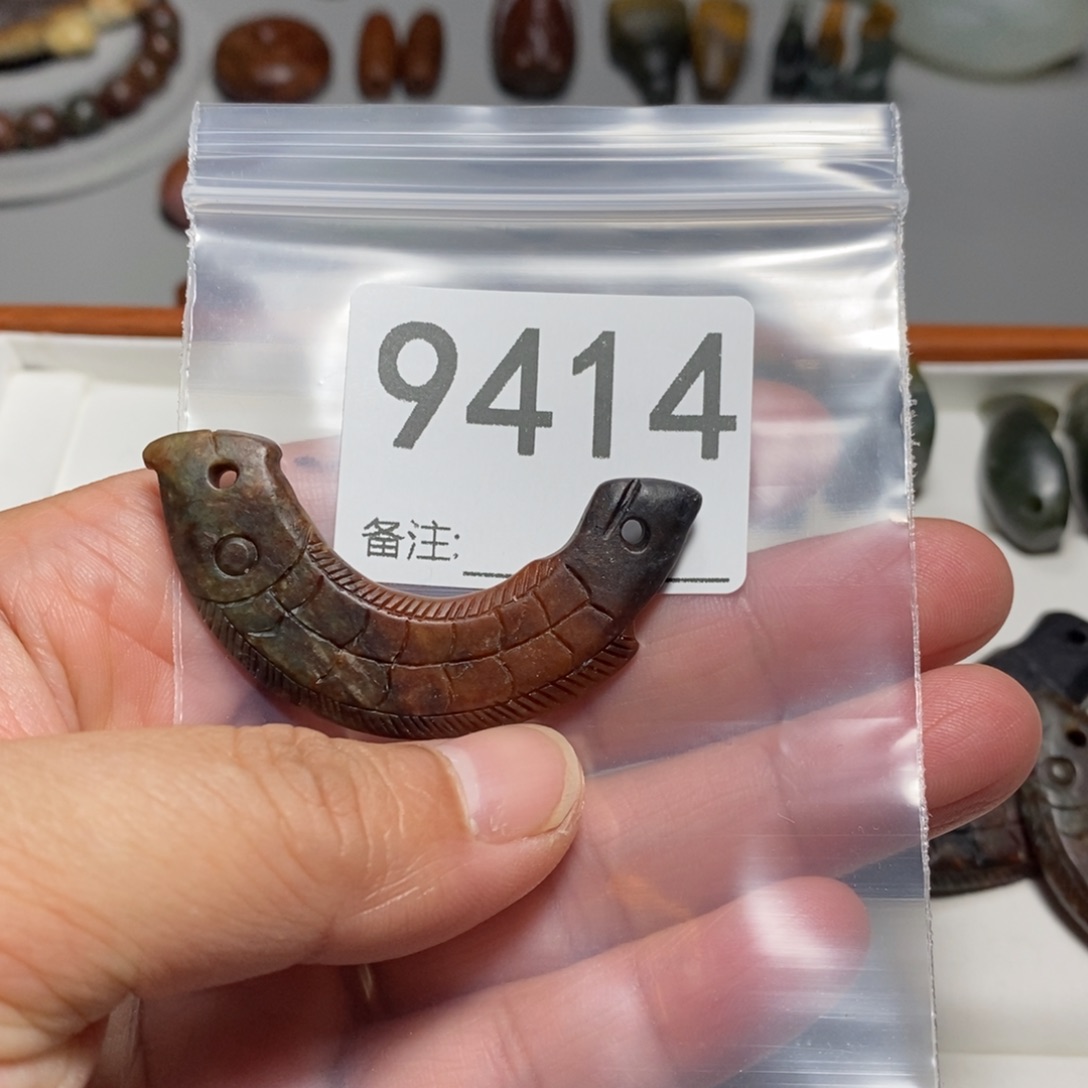 颈饰未镶嵌透闪石质玉乐*