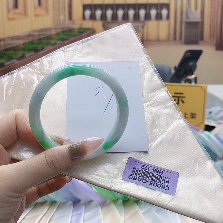 翡翠手镯未镶嵌hhbbbbbhhj