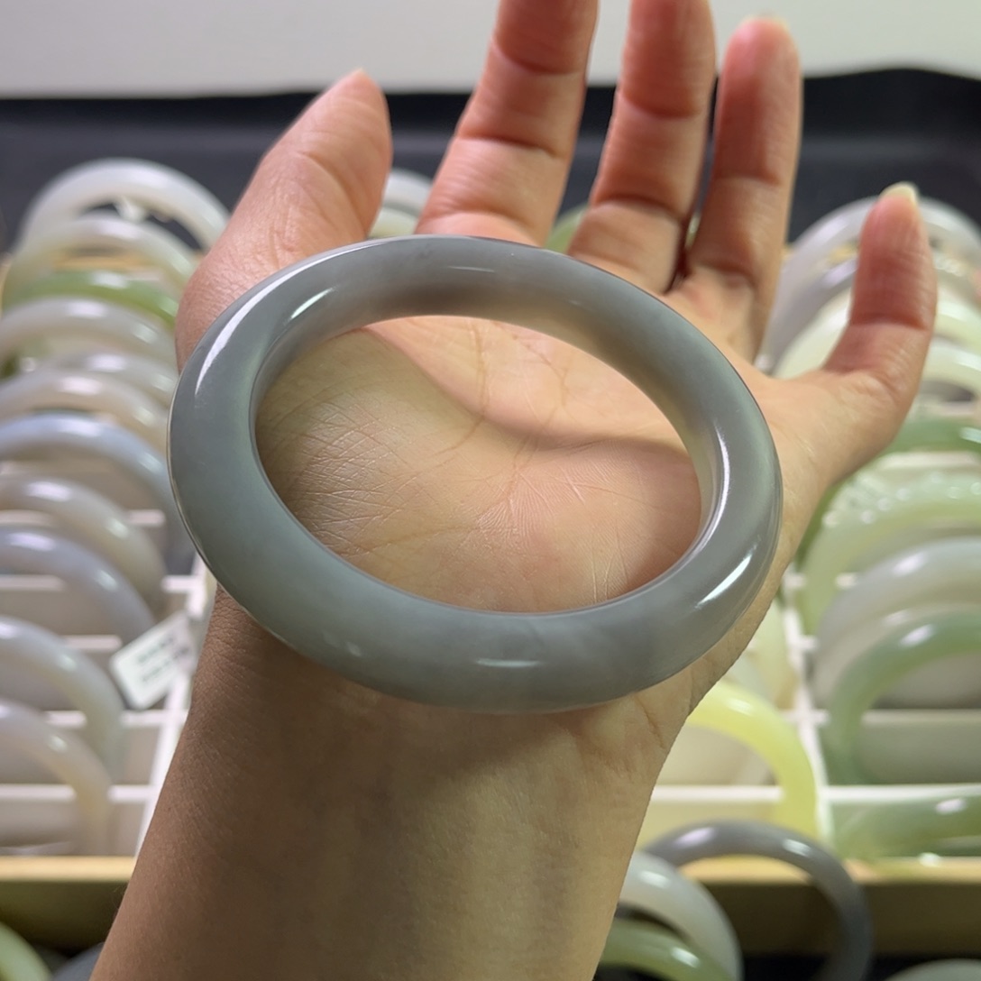 和田玉手镯57圈口有纹裂未镶嵌