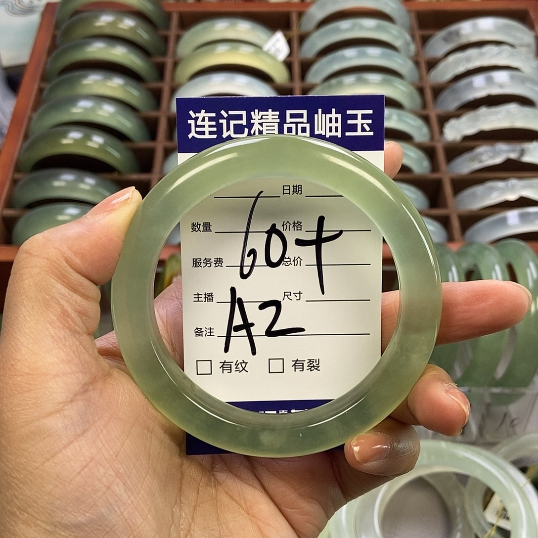 蛇纹石玉手镯未镶嵌魏**话