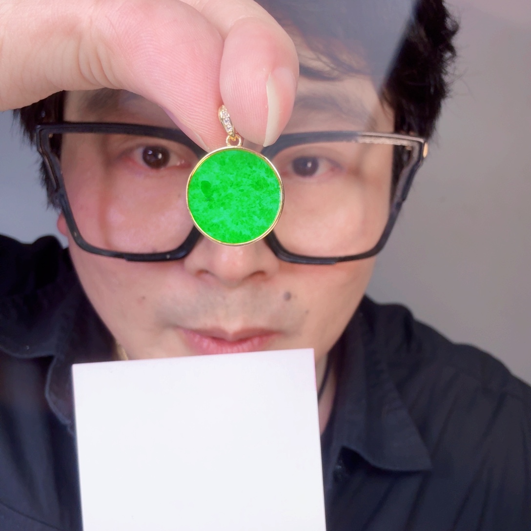 翡翠未镶嵌颈饰一件