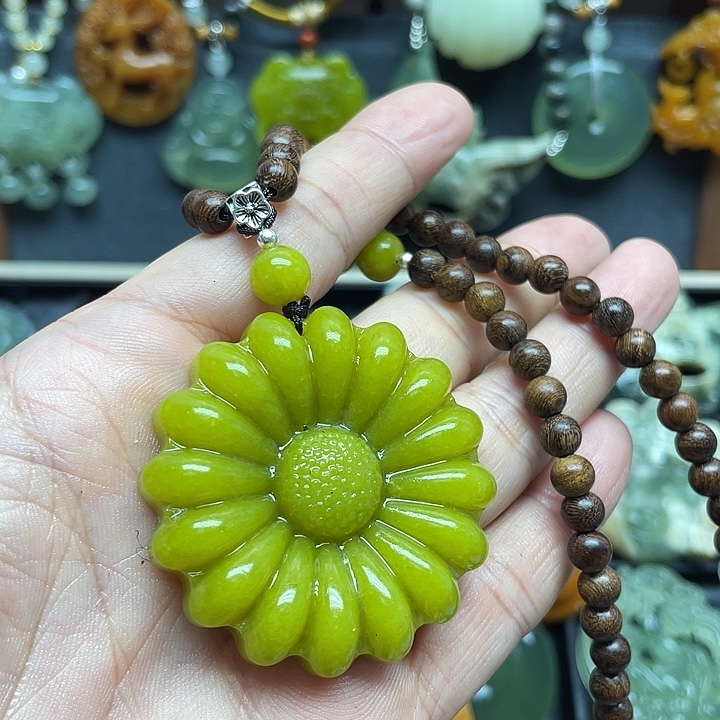 蛇纹石玉未镶嵌颈饰