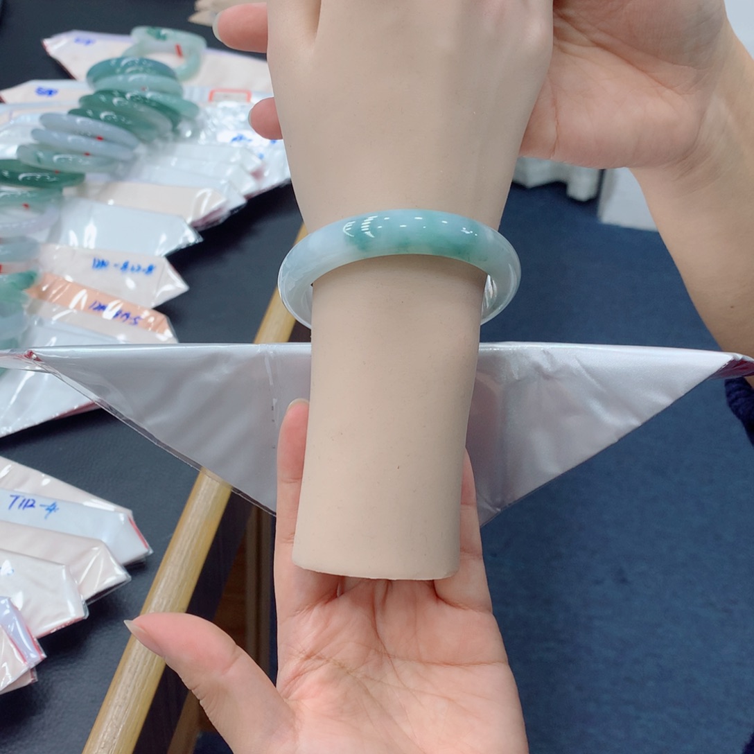 翡翠未镶嵌手镯48小时