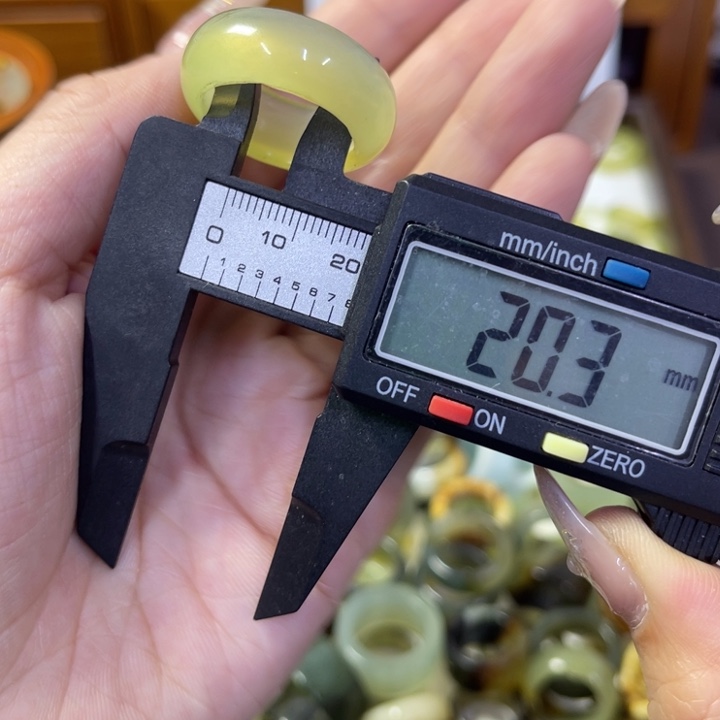 蛇纹石玉未镶嵌戒指瑕疵102