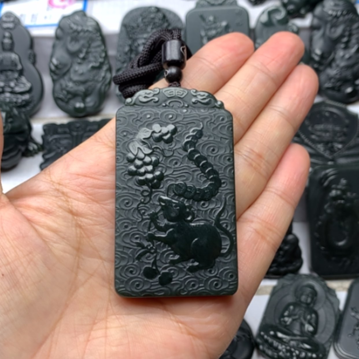 【闪购商品】颈饰未镶嵌和田玉淡**烟双面雕刻