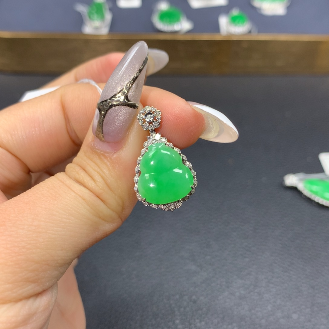 翡翠颈饰18K金镶嵌丑****?翡翠