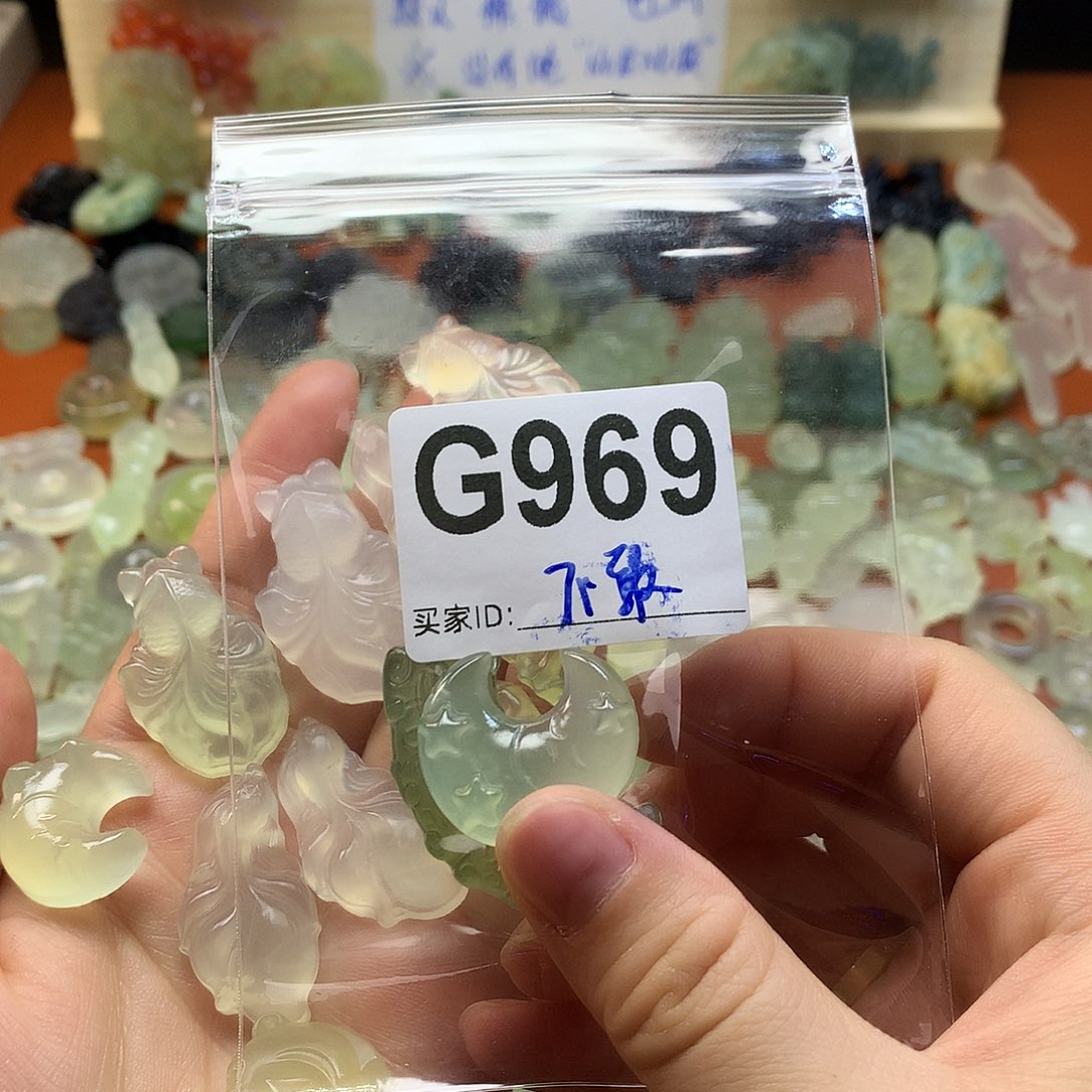 不***价蛇纹石玉未镶嵌颈饰