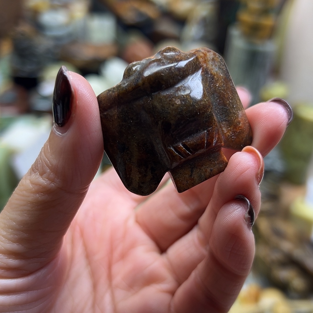 岫岩河磨玉（透闪石质玉）未镶嵌颈饰河磨玉枭有点皮纹不扣