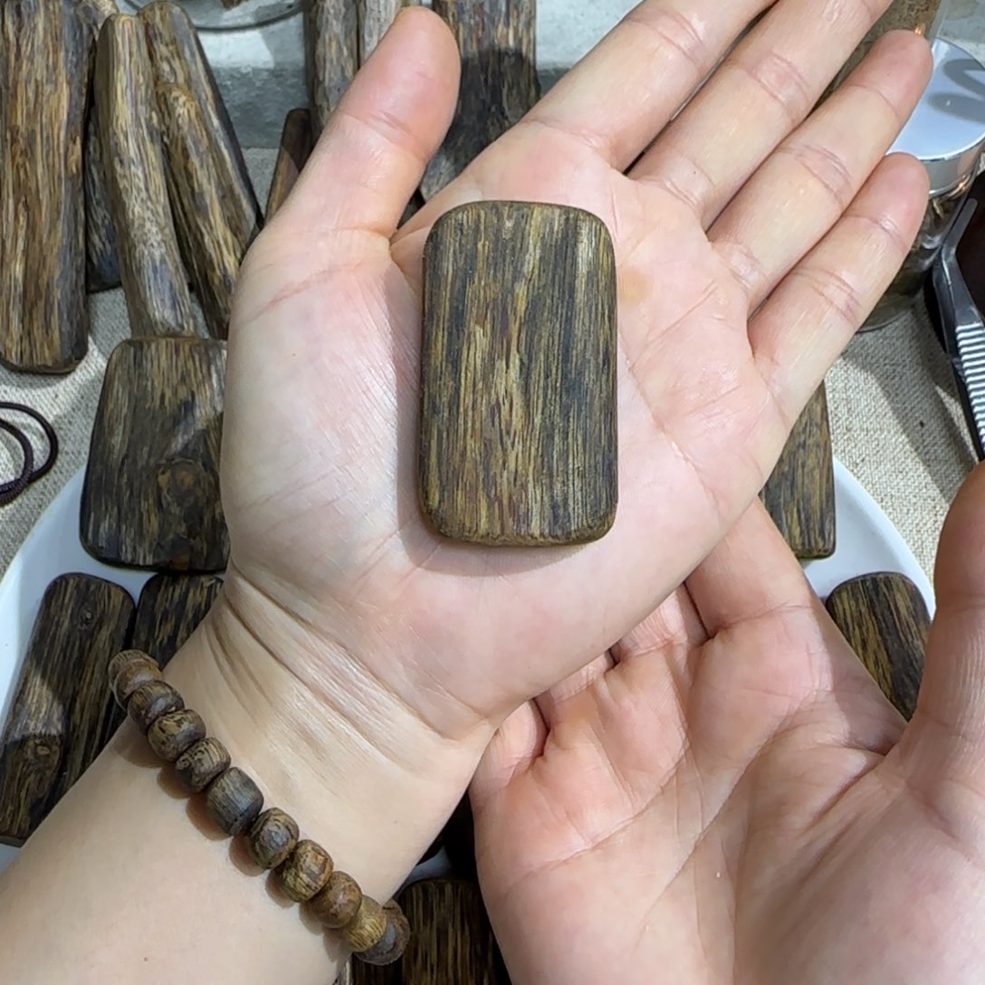 沉香吊坠奇楠沉香高油脂素牌吊坠14克