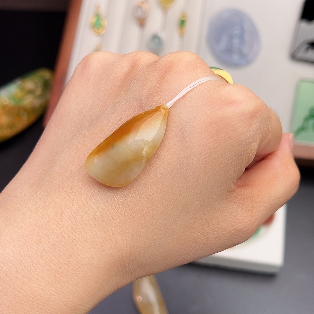 翡翠未镶嵌颈饰逍遥游
