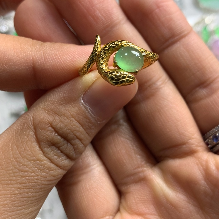 翡翠未镶嵌戒指银托镶嵌，可直接佩戴