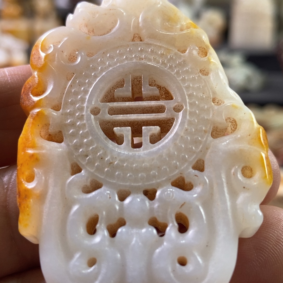 颈饰未镶嵌和田玉（青玉）