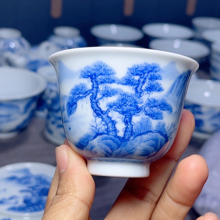 手绘青花山水铃铛杯