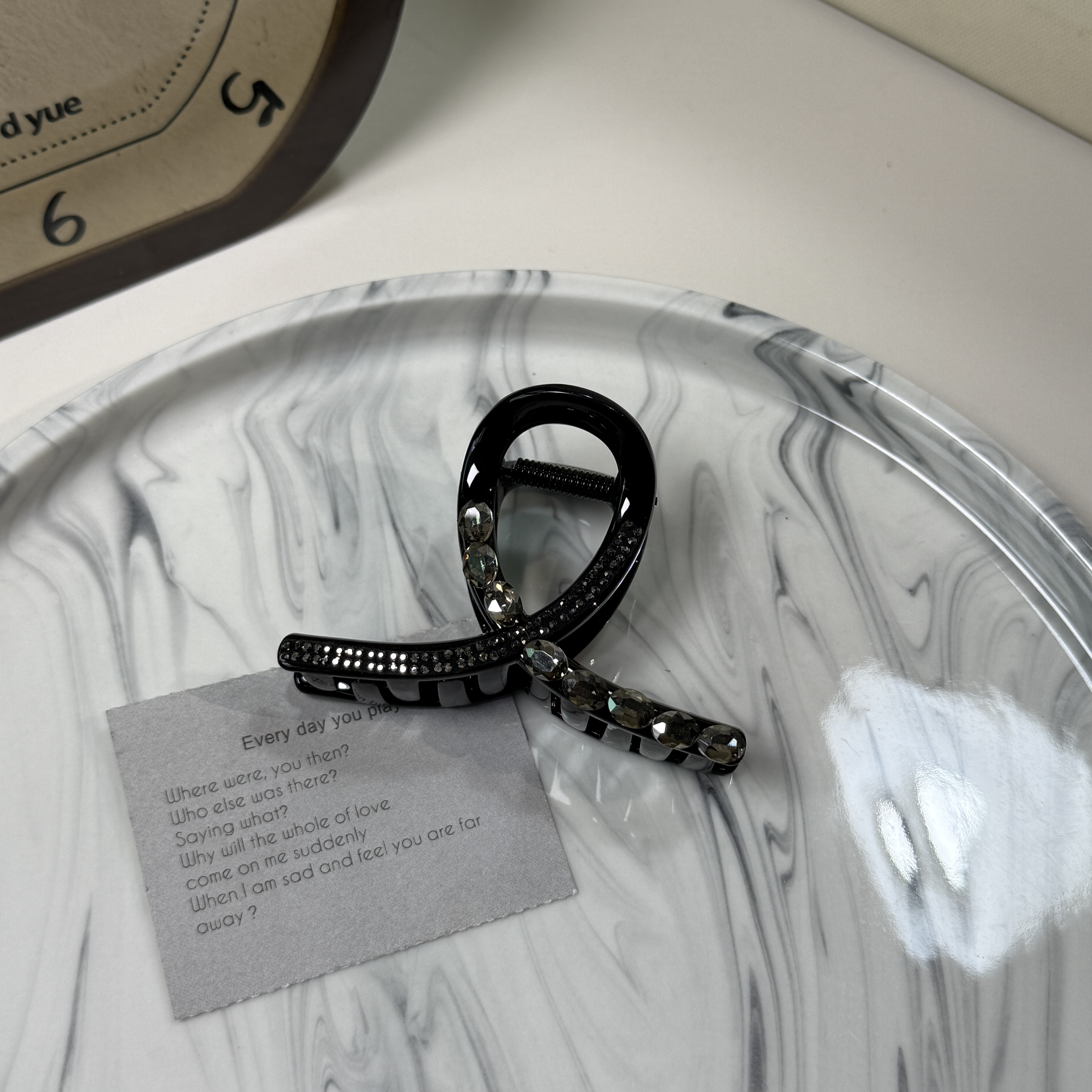 2025秋冬新款水钻又字抓夹原创设计简约气质百搭发饰半扎轻奢发夹