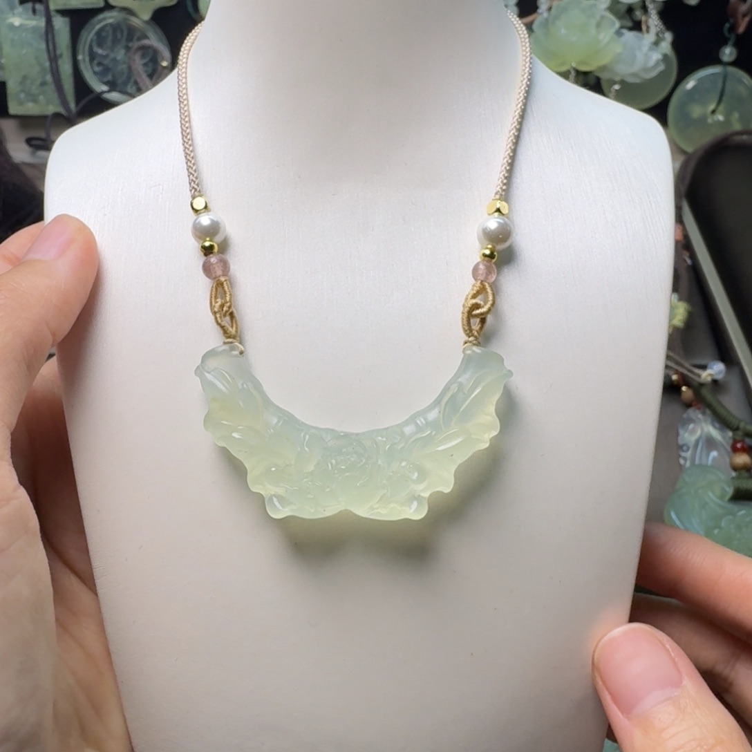 蛇纹石玉颈饰未镶嵌