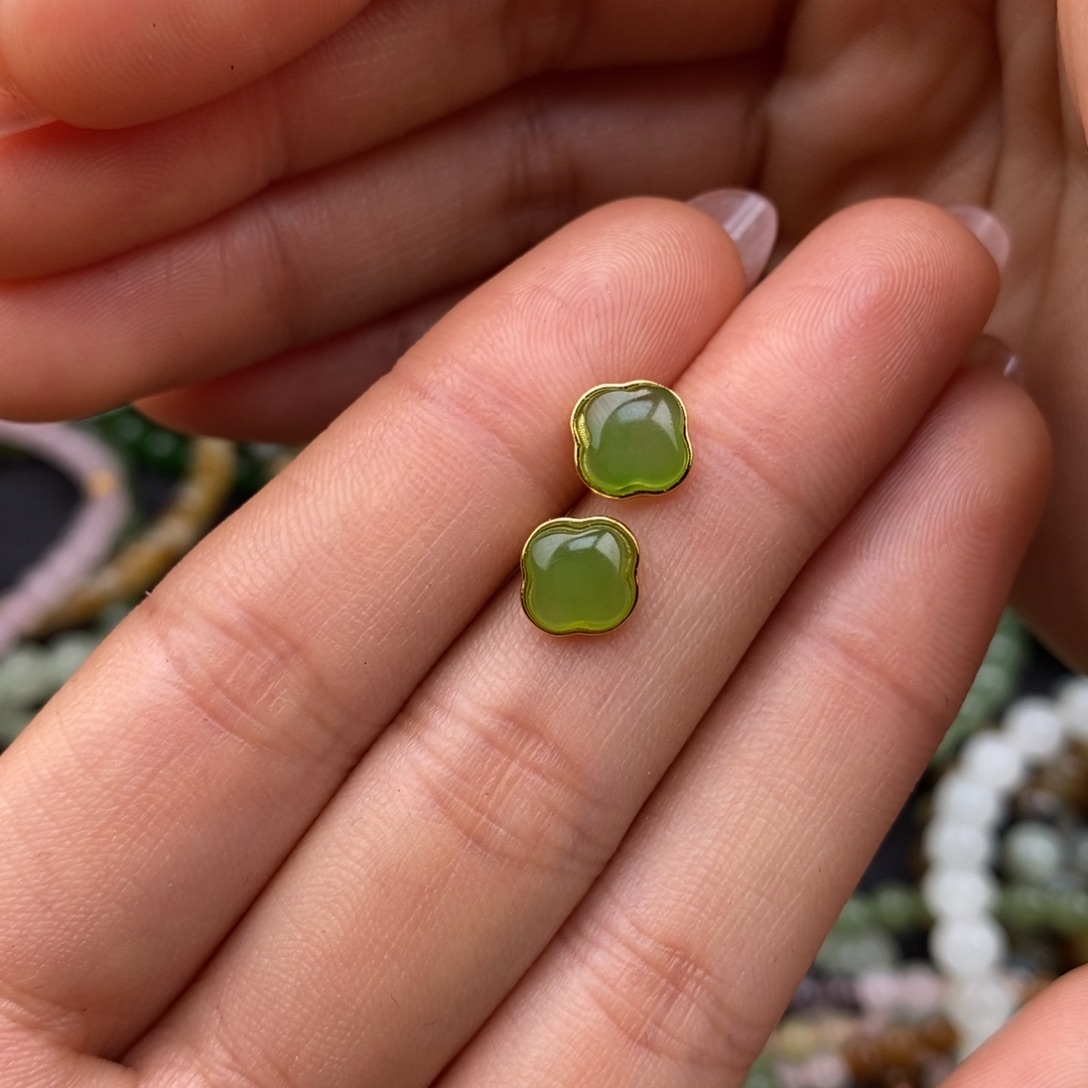 和田玉俄碧苹果绿四叶草耳钉银S925镶嵌