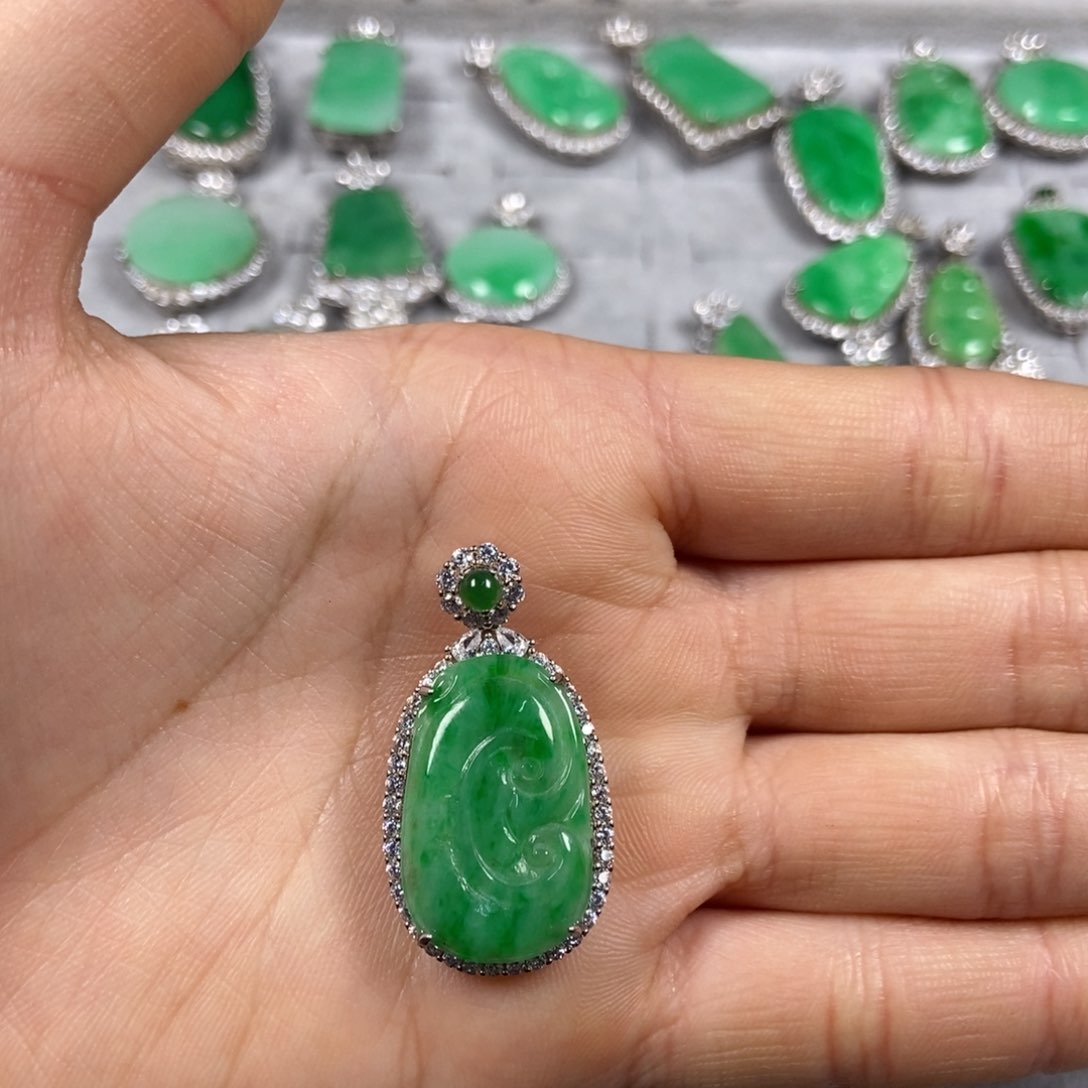 翡翠颈饰未镶嵌如意