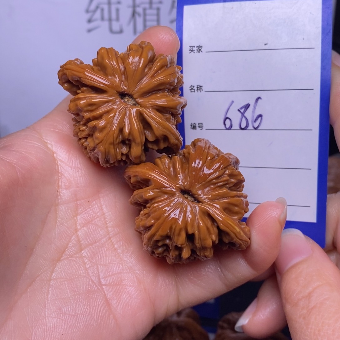 文玩核桃把件686/43.5四座楼色差