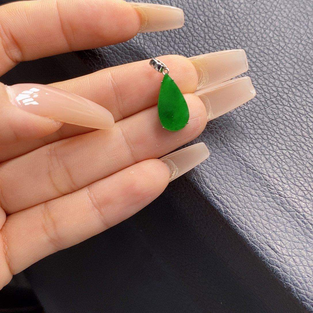 翡翠18K金镶嵌颈饰翡翠