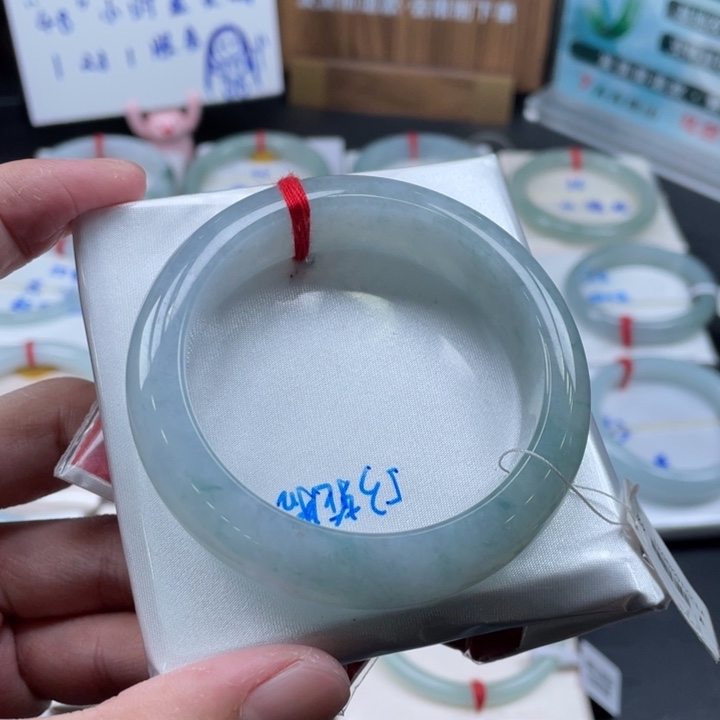 翡翠手镯未镶嵌轮胎飘花53正