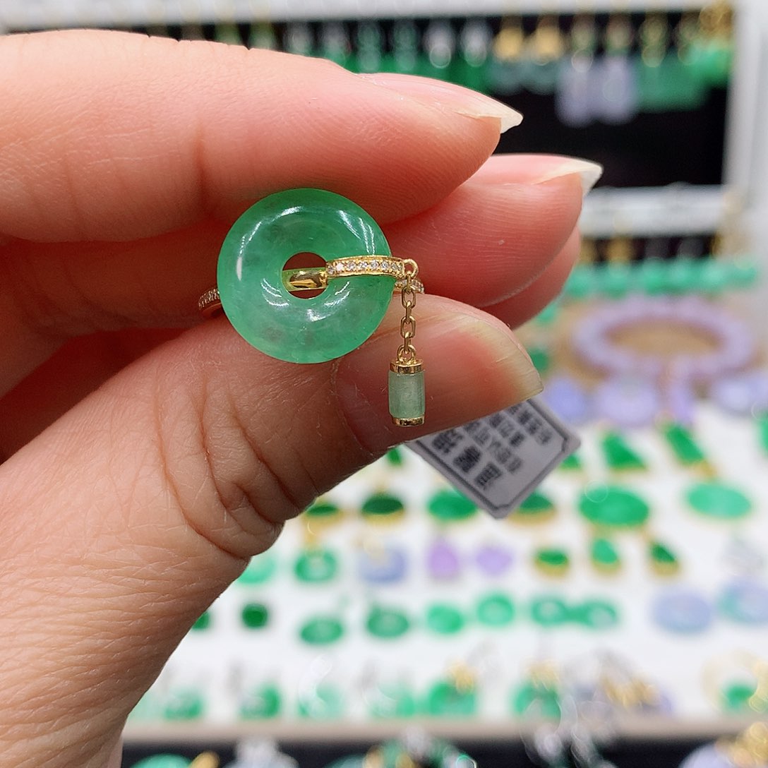 翡翠戒指18K金镶嵌的