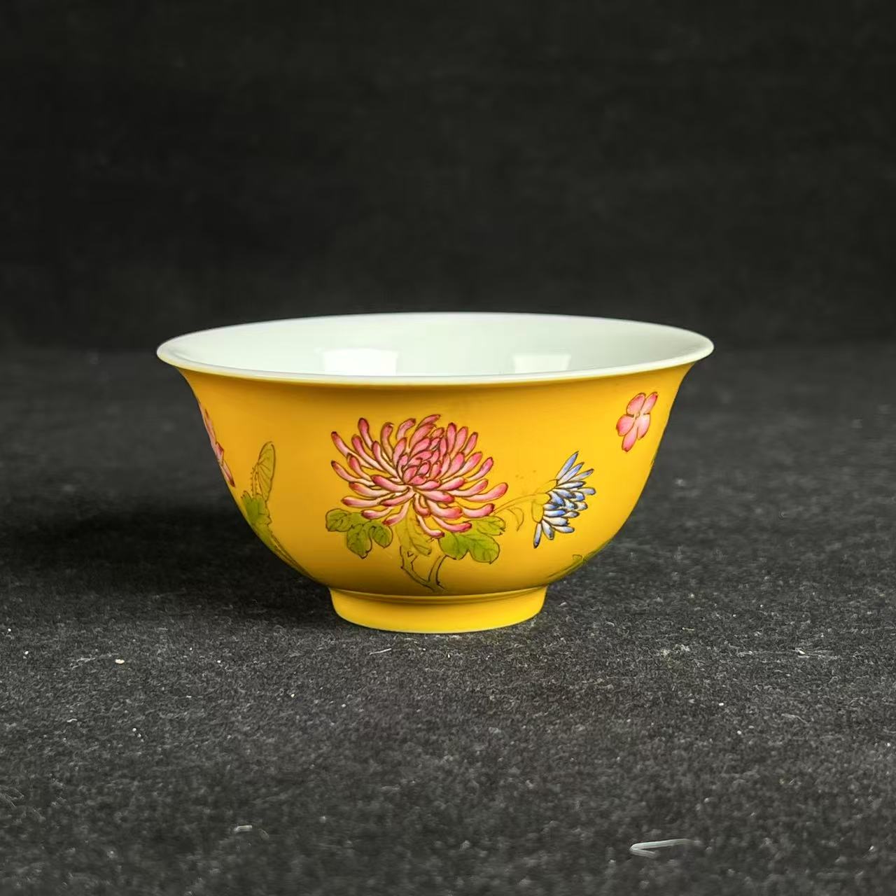 F黄地粉彩折枝花卉纹杯