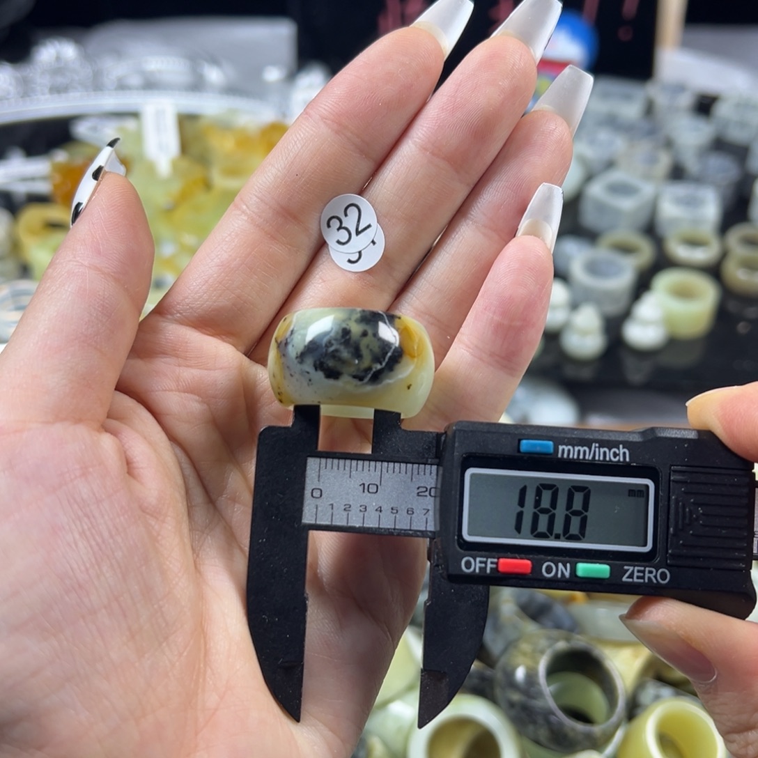 蛇纹石玉未镶嵌戒指