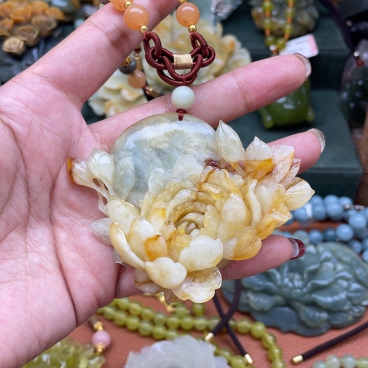 蛇纹石玉吊坠合金