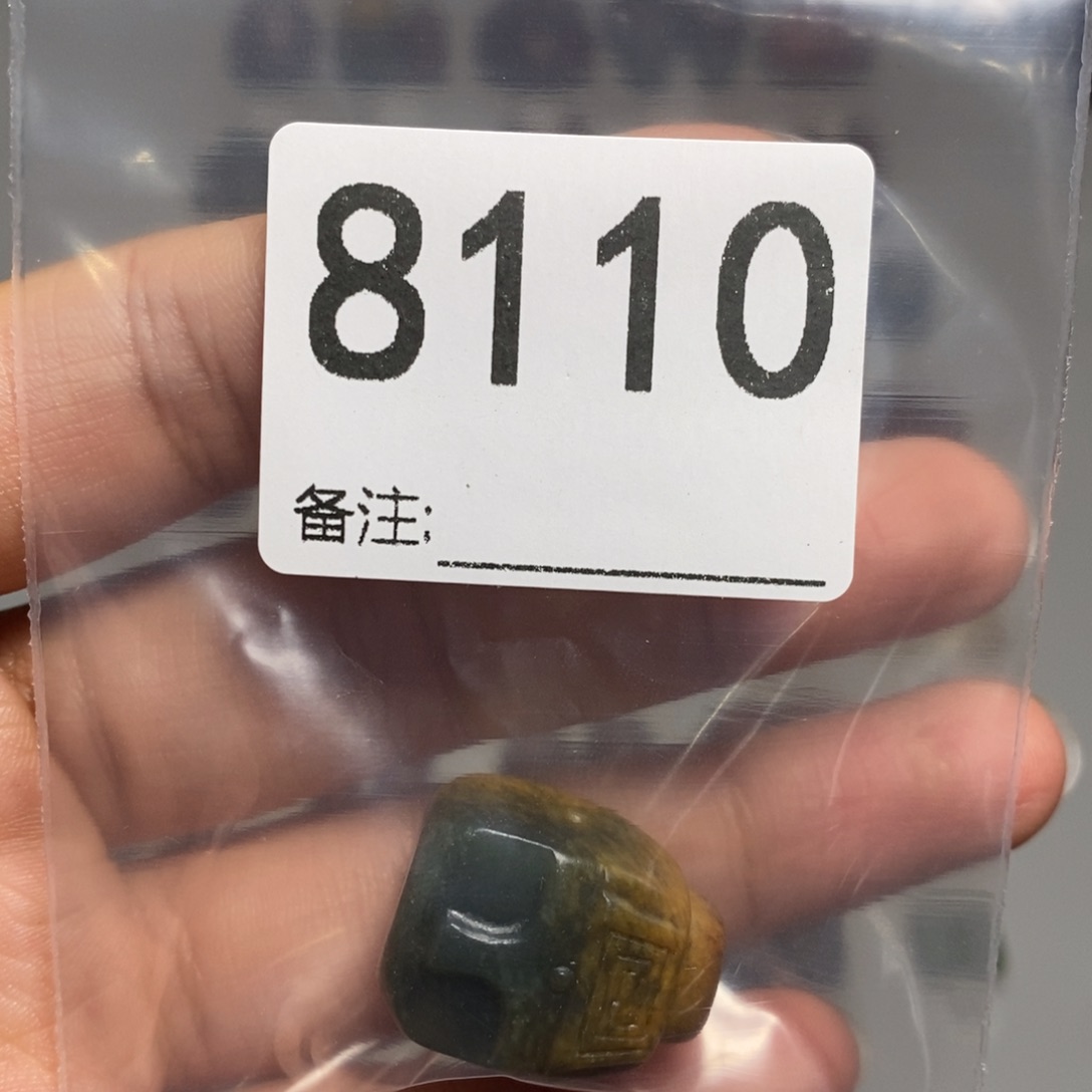 颈饰未镶嵌透闪石质玉⁽****⁾