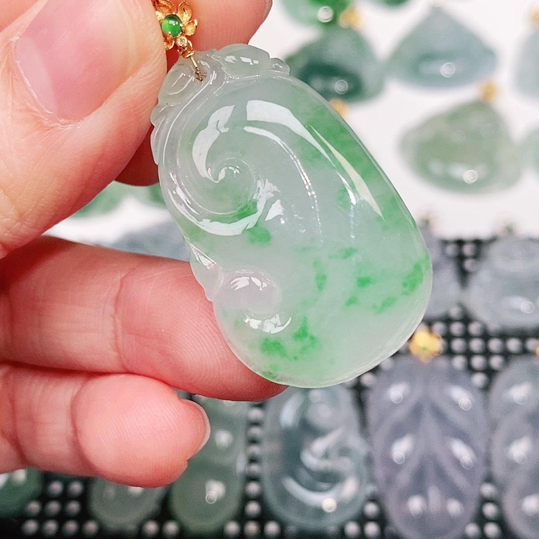翡翠18K金镶嵌颈饰