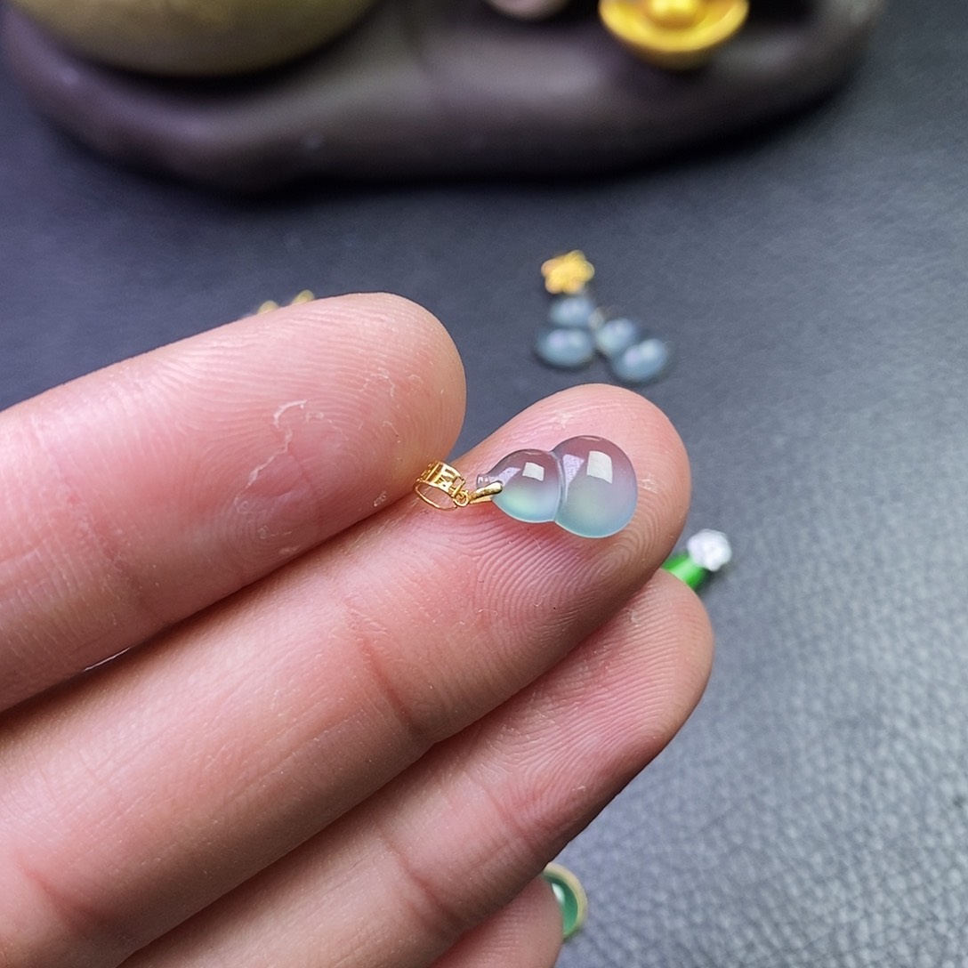 颈饰18K金镶嵌翡翠