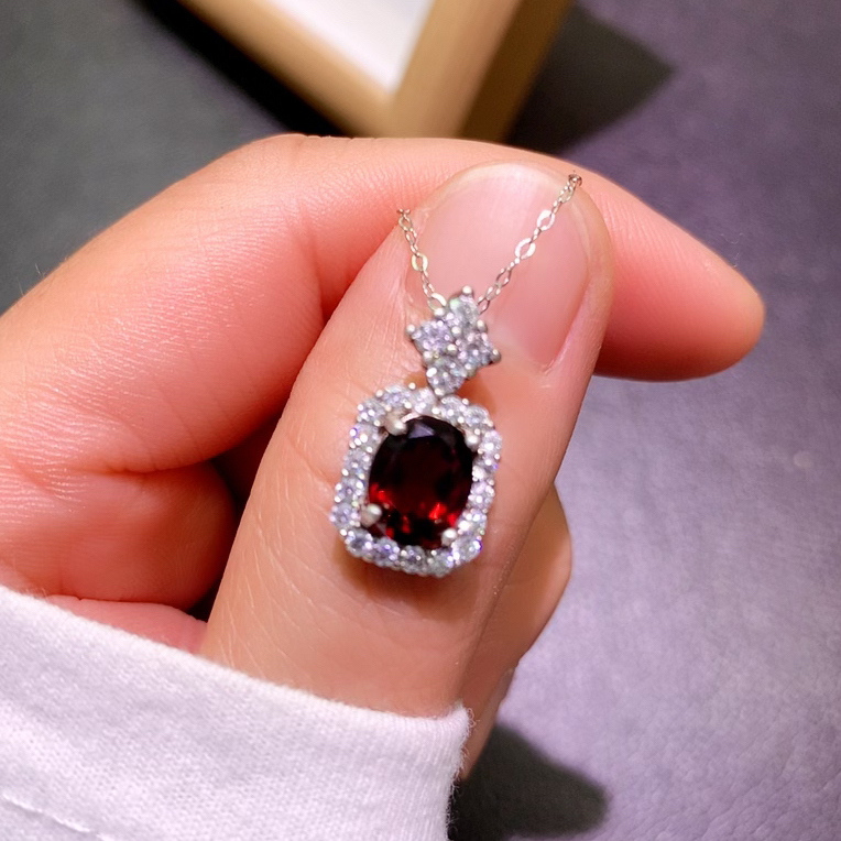 天然石榴石女轻奢款吊坠 s925纯银 