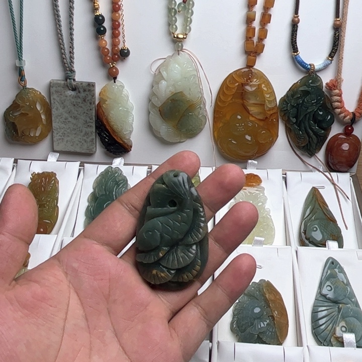 蛇纹石玉合金颈饰