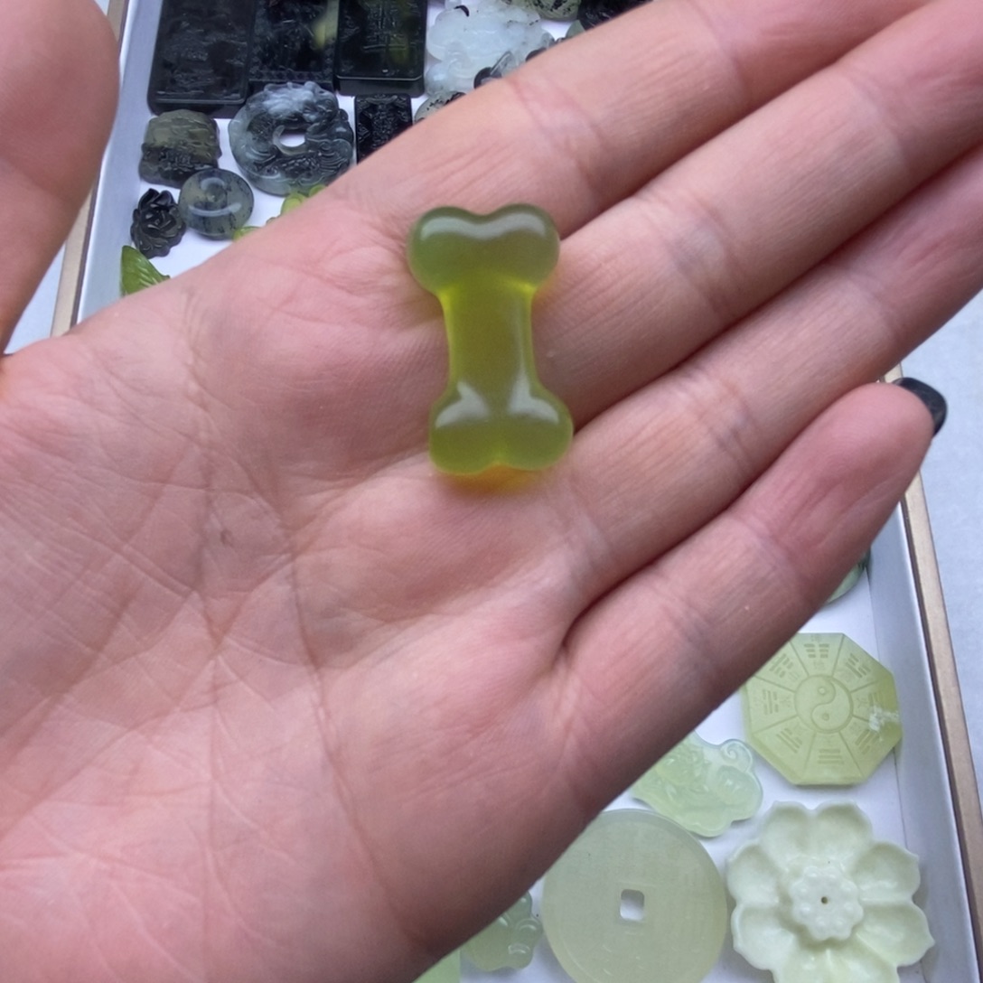 蛇纹石玉未镶嵌颈饰