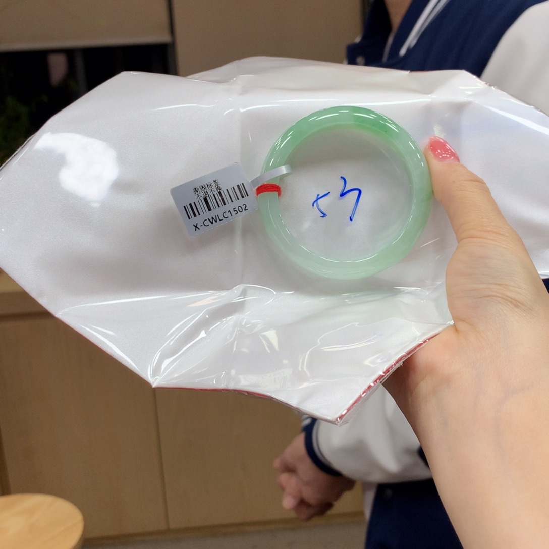 翡翠手镯未镶嵌不退不换