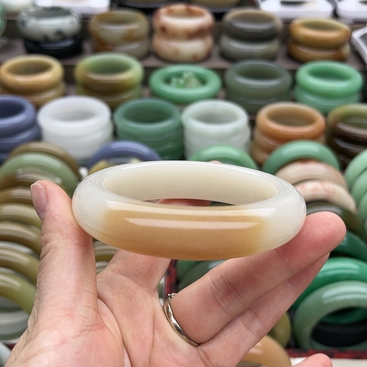 未镶嵌手镯（圆镯）石英质玉