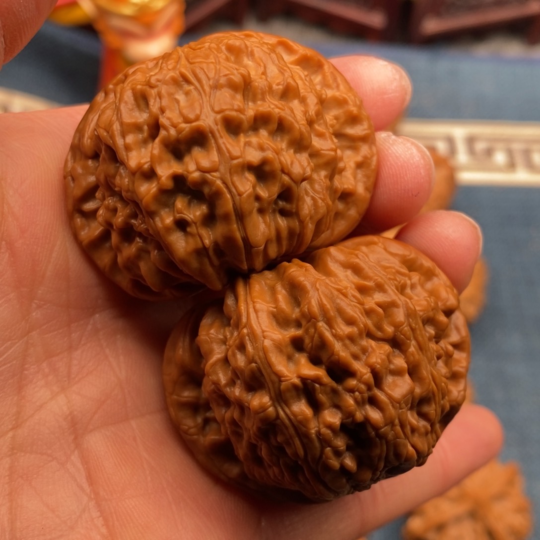 文玩核桃把件43红皮闷白