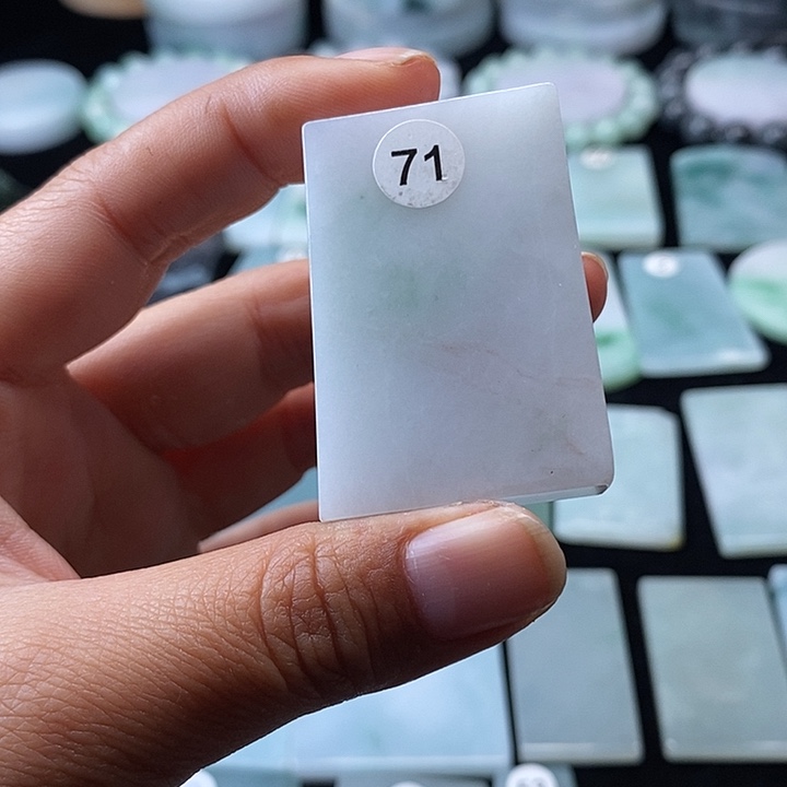 翡翠挂件未镶嵌小***饱翡翠的