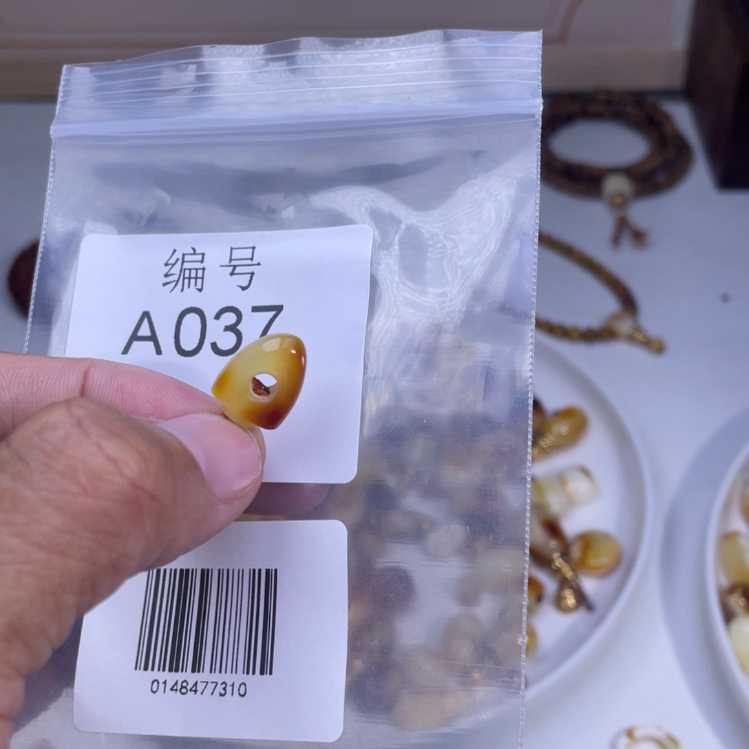 阿***香琥珀未镶嵌裸石蜜蜡